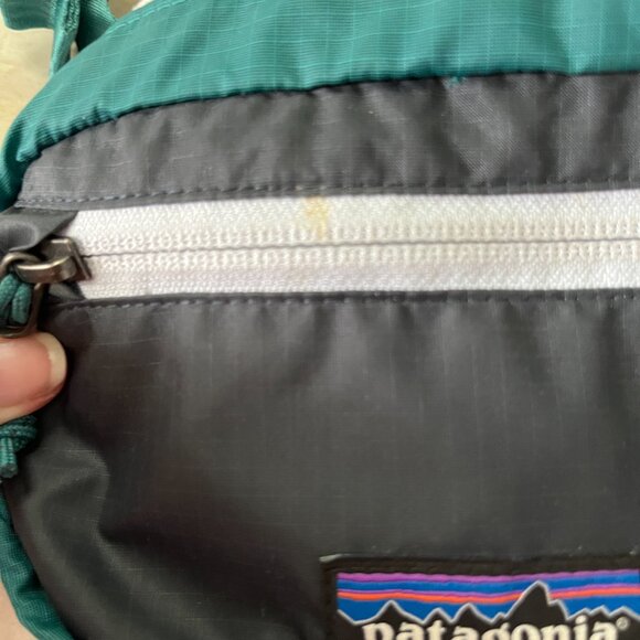Patagonia Ultralight Black Hole® Mini Hip Pack 1L Teal and Black - Picture 3 of 6